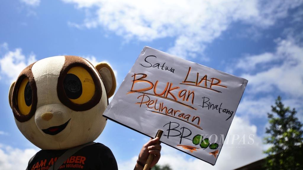 Warga dan aktivis dari Jakarta Animal Aid Network (JAAN) menggelar aksi dalam memperingati Hari Primata Nasional di depan Gedung Sate, Bandung, Jawa Barat, dengan tema Indonesia Bebas Topeng Monyet, akhir Januari 2018.