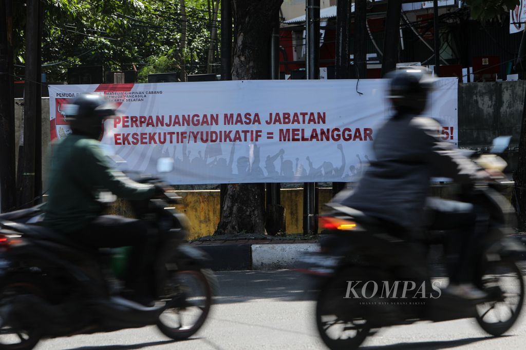 Spanduk yang mengkritik wacana perpanjangan masa jabatan presiden terpasang di pinggir Jalan Deplu Raya, Pesanggrahan, Jakarta Selatan, Minggu (20/3/2022). 