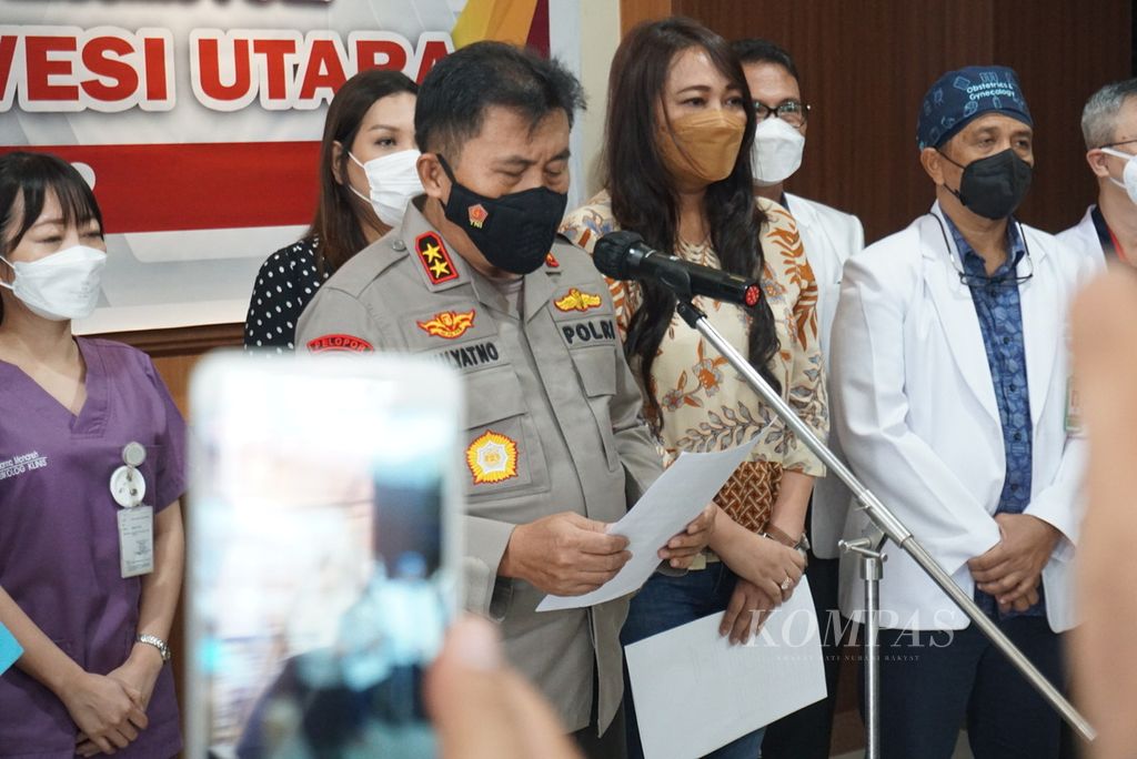 Kepala Polda Sulawesi Utara Inspektur Jenderal Mulyatno dan Kepala Dinas Pemberdayaan Perempuan dan Anak Sulut Kartika Devi Tanos (tengah) memberikan keterangan pers mengenai CT (10), korban kekerasan seksual, di Markas Polda Sulut, Manado, Jumat (21/1/2022).