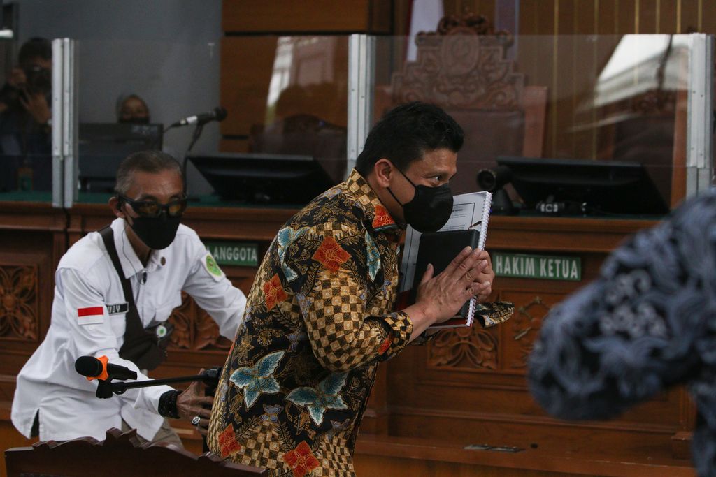 The suspect in the premeditated murder of Nofriansyah Yosua Hutabarat alias Brigadier J, Ferdy Sambo, greets his legal team at the South Jakarta District Court, on Monday (17/10/2022).