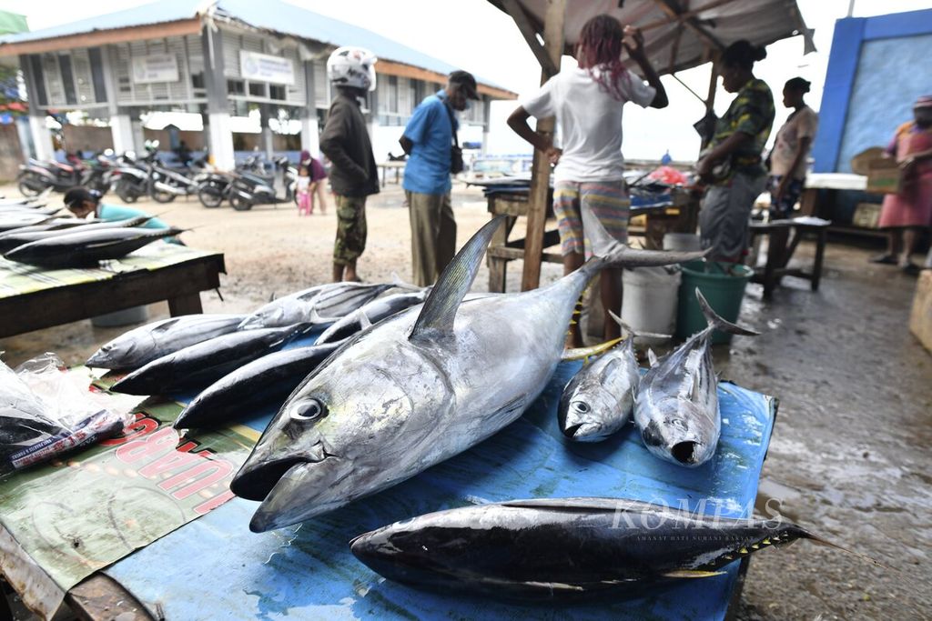 Ikan tuna sirip kuning dengan berbagai ukuran dijajakan di salah satu lapak pedagang di Pasar Ikan Fandoi, Kabupaten Biak Numfor, Papua, Jumat (1/10/2021). 