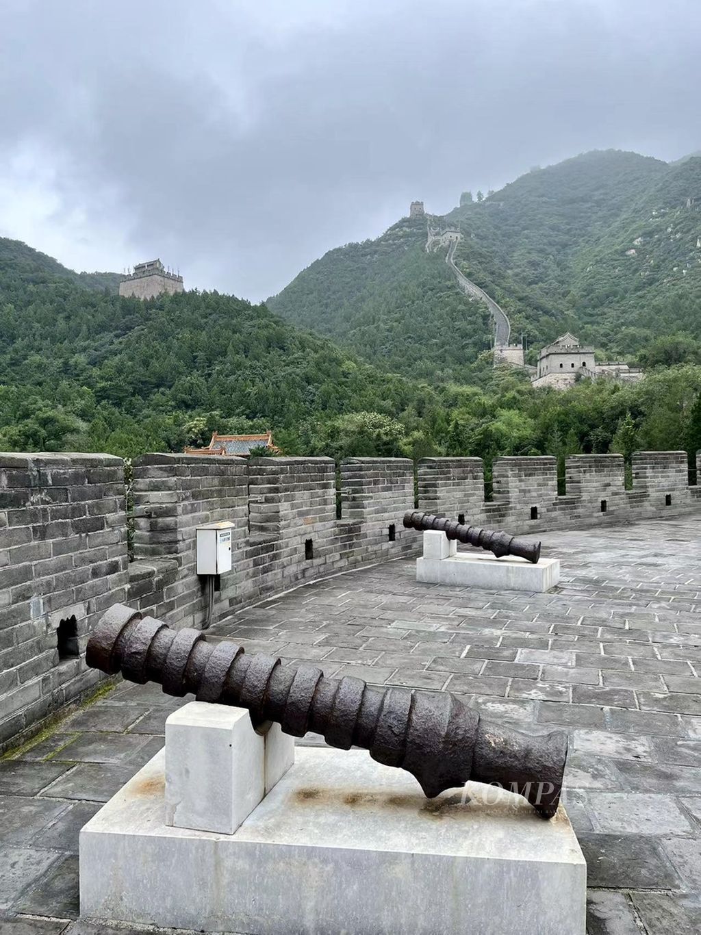 Juyongguan ini bukan hanya tembok pelindung serangan musuh, melainkan juga markas dan pusat administrasi militer kekaisaran pada waktu itu.