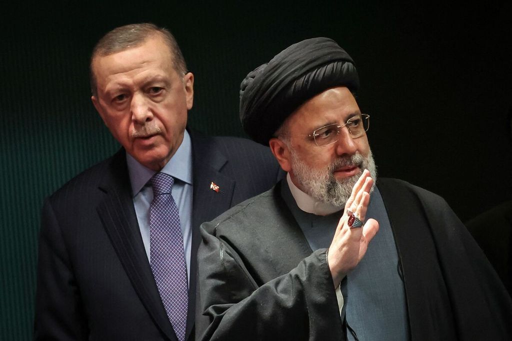 Presiden Iran Ebrahim Raisi (depan) melambaikan tangan ke arah media ditemani Presiden Turki Recep Tayyip Erdogan seusai pertemuan di Ankara, Turki, Rabu (24/1/2024).