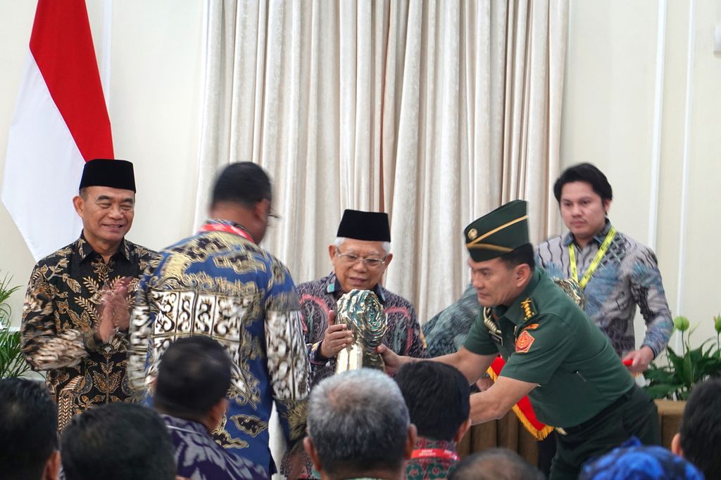 Wakil Presiden Maruf Amin memberikan piala di acara Penganugerahan Paritrana Award Tahun 2023 di Istana Wapres,  Jakarta, Jumat  (20/10/2023).