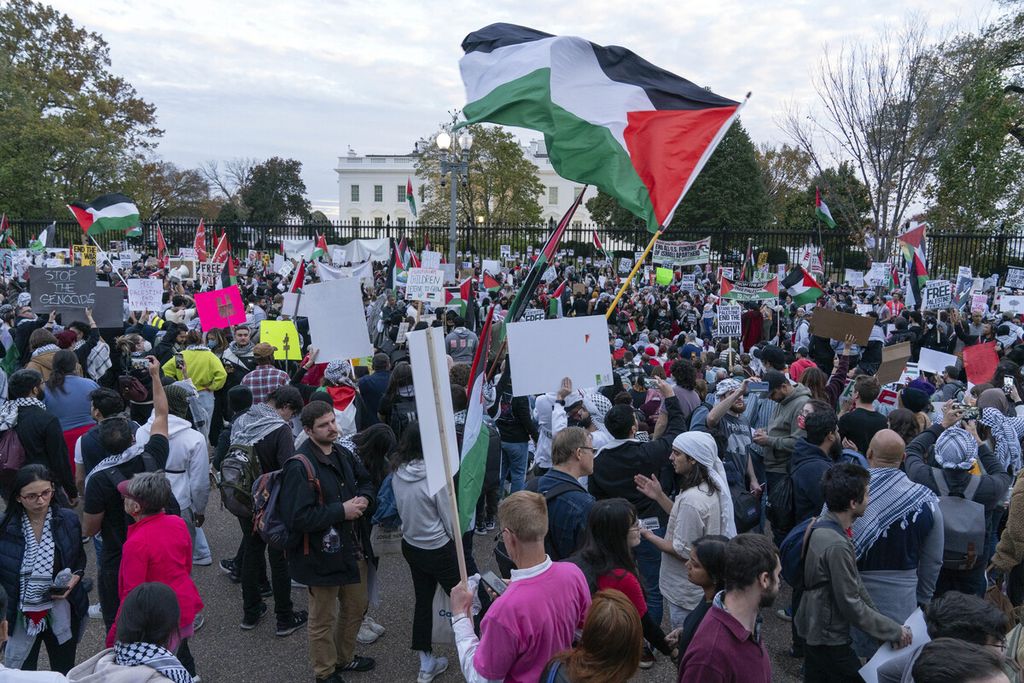 Aktivis antiperang berunjuk rasa di luar Gedung Putih, Washington, Amerika Serikat, Sabtu (4/11/2023).  Mereka menyerukan gencatan senjata segera di Gaza.  