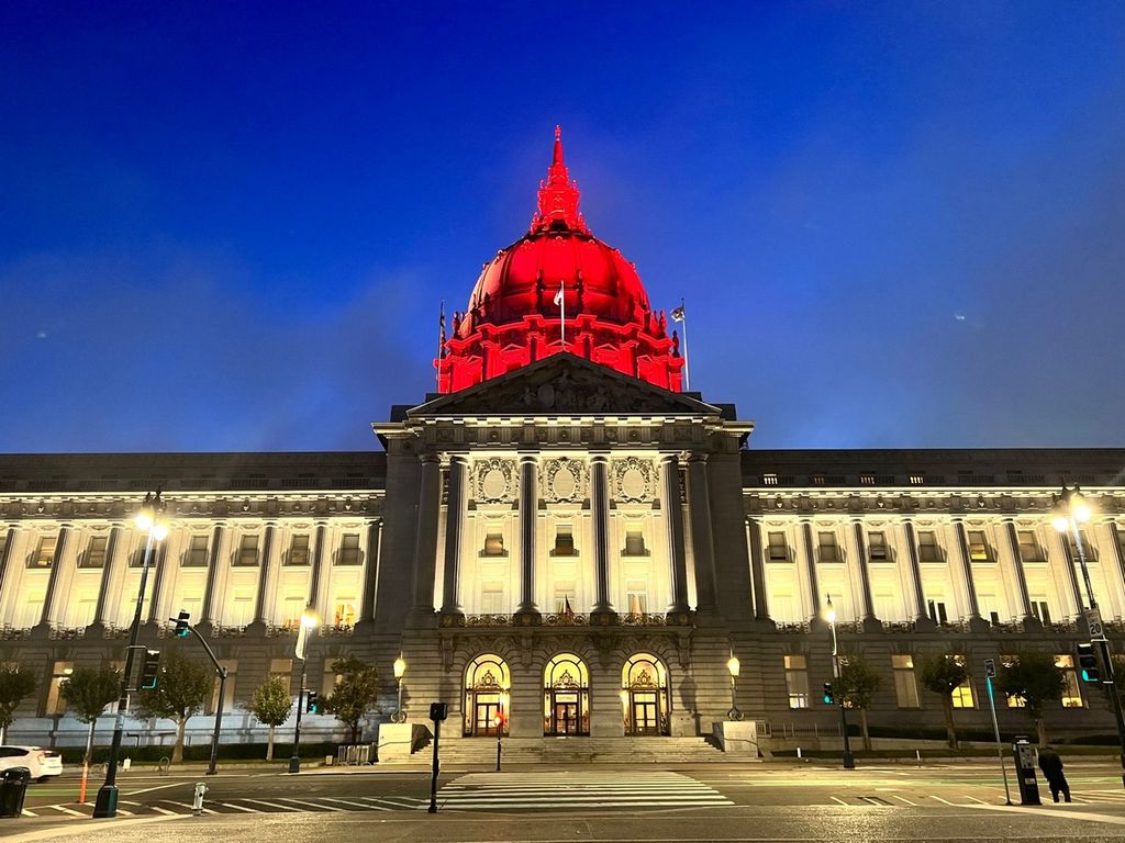 Pemerintah Kota San Francisco menyalakan lampu LED berwarna merah dan putih di Balai Kota San Francisco, 17 Agustus 2022. Kegiatan ini sebagai bentuk penghormatan atas Hari Ulang Tahun Kemerdekaan ke-77 Republik Indonesia.