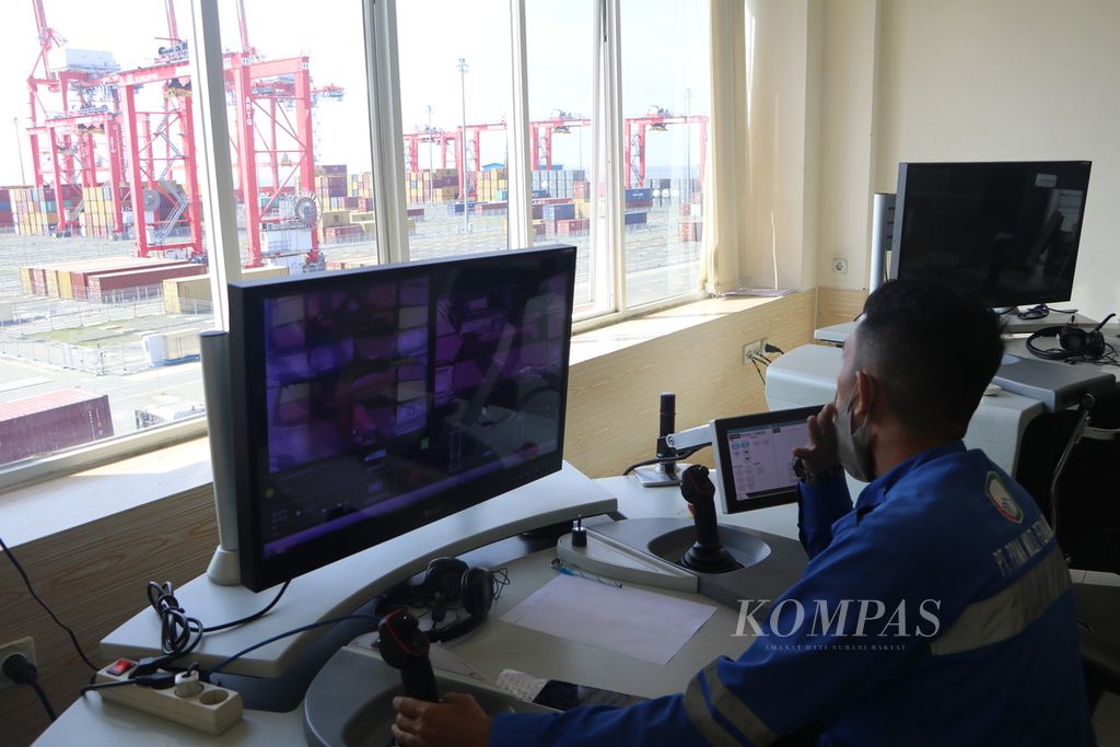 Operator melakukan bongkar muat petikemas dengan sistem komputer di Pelabuhan Internasional Petikemas Belawan, Medan, Sumatera Utara, Sabtu (8/4/2023). Layanan terpadu dan sistem digital diterapkan untuk menekan waktu tunggu barang keluar dari pelabuhan. 