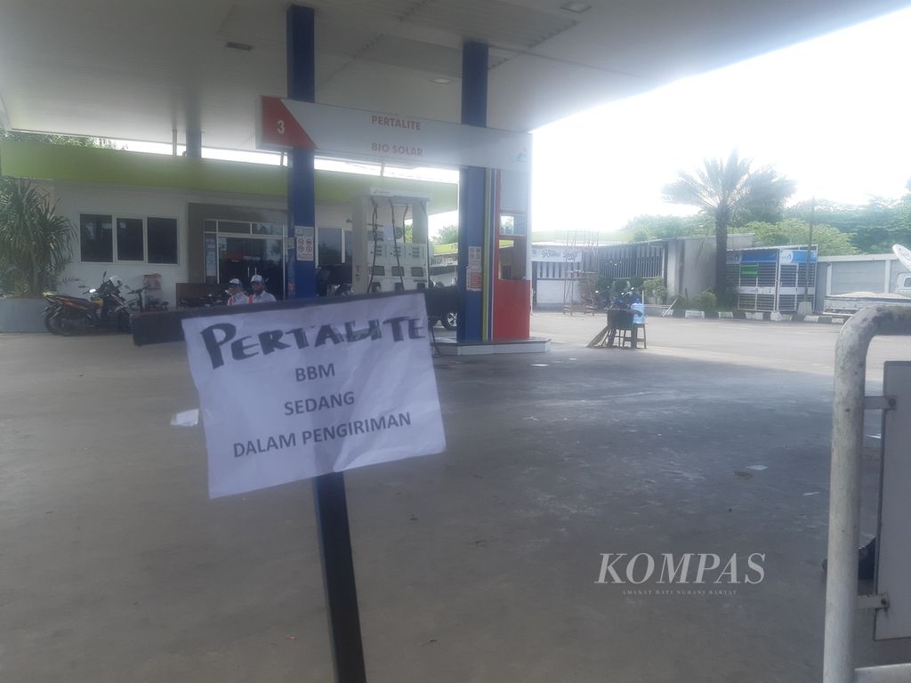 Suasana Stasiun Pengisian Bahan Bakar untuk Umum Bima, Kota Cirebon, Jawa Barat, tampak sepi Selasa (5/4/2022). Pertalite di SPBU tersebut sempat kosong pada Selasa siang.