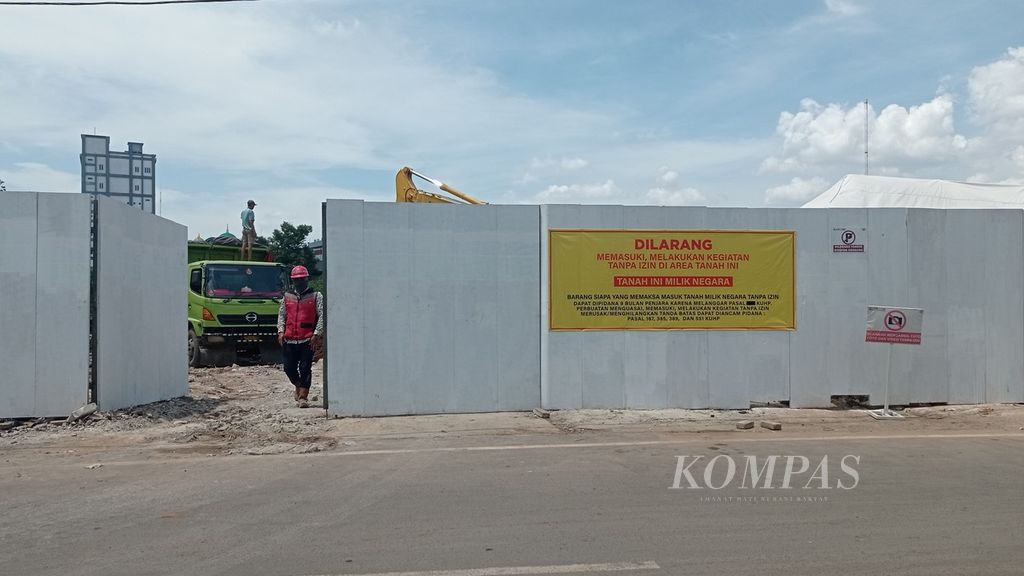 Pekerja proyek beraktivitas di lokasi pengerjaan sodetan Kali Ciliwung-Kanal Banjir Timur di Cipinang Besar Selatan, Kecamatan Jatinegara, Jakarta Timur, Minggu (15/1/2023).