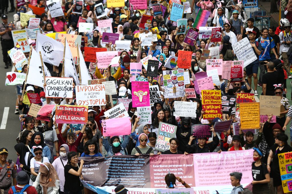 Berbagai elemen massa, baik perseorangan maupun kelompok, yang tergabung dalam Aliansi Gerakan Perempuan Anti Kekerasan (Gerak Perempuan) menggelar aksi damai memperingati Hari Perempuan Sedunia (International Women’s Day) 2020 dengan <i>long march</i> dari depan Gedung Bawaslu menuju Istana Negara, Jakarta Pusat, Minggu (8/3/2020). 
