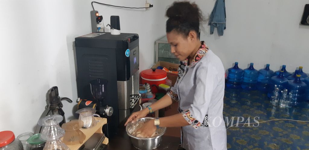 Mey Felle, salah satu karyawan, membuat adonan untuk kuliner khas Jayapura, yakni dadar sagu di dapur Restoran Isasai di Kota Jayapura, Papua, pada awal Maret tahun 2023.