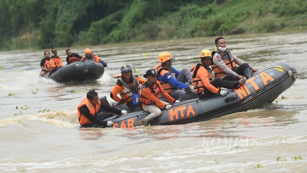 Tim SAR melakukan manuver dengan perahu karet saat mencari korban hilang dalam kecelakaan terbaliknya perahu penyeberangan di Sungai Bengawan Solo, Desa Ngadirejo, Kecamatan Rengel, Kabupaten Tuban, Jawa Timur, Kamis (4/11/2021). 