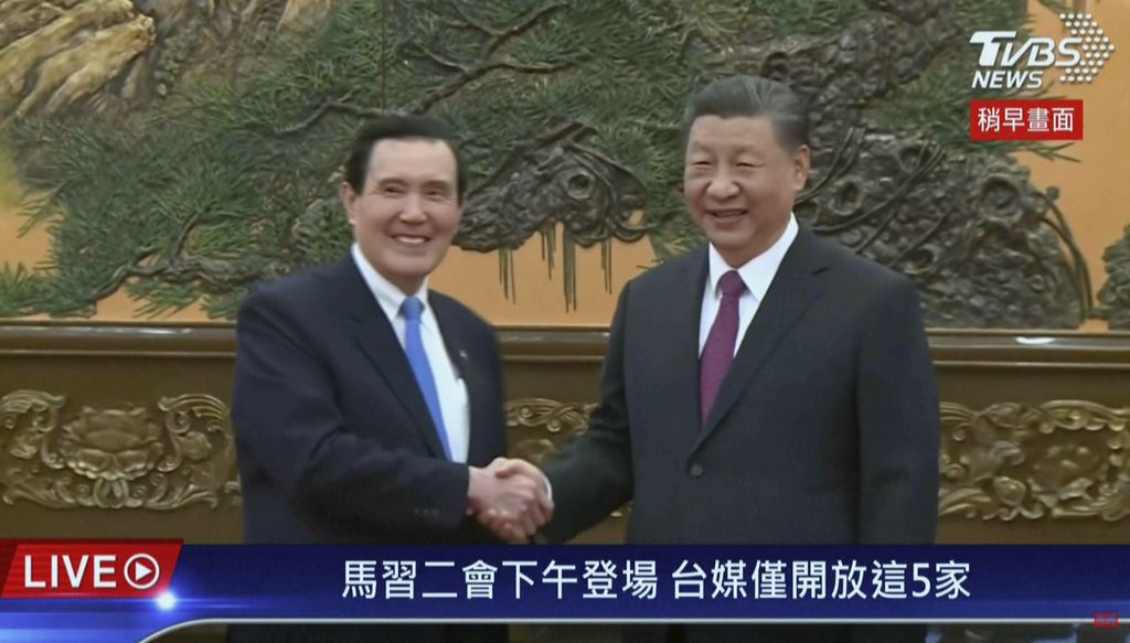 Dalam foto yang diambil dari siaran televisi Taiwan, TVBS, Presiden China Xi Jinping bertemu dengan mantan Presiden Taiwan Ma Ying-jeou di Beijing, Rabu (10/4/2024).  