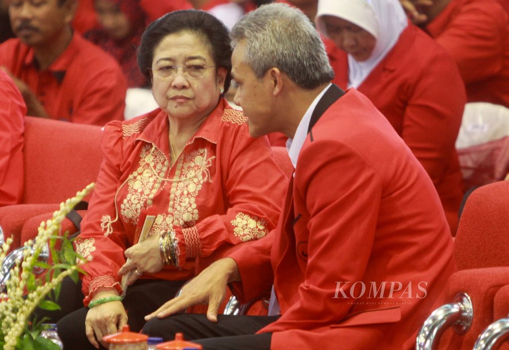 Ketua Umum DPP Partai Demokrasi Indonesia Perjuangan Megawati Soekarnoputri berbincang dengan Ganjar Pranowo di GOR Satria Purwokerto, Kabupaten Banyumas, Jawa Tengah, Minggu (16/2/2014). 