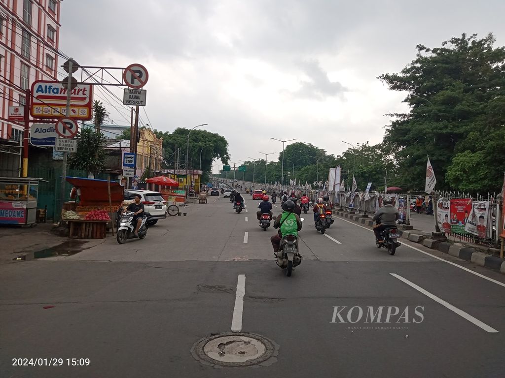 Pengendara sedang melewati Jalan Raya Bogor menuju ke Jalan Layang Pasar Rebo, Jakarta Timur, Senin (29/1/2024). Di kawasan ini sering terjadi tawuran, bahkan sampai menelan korban jiwa.