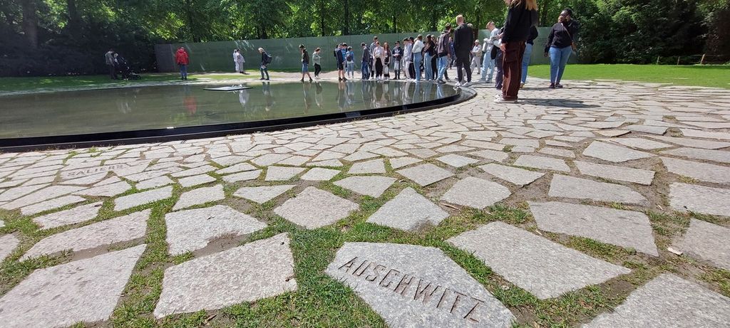 Taman peringatan pembunuhan kaum minoritas Sinti dan Roma di Eropa yang berada di dekat Brandenburg Gate, Berlin, Jerman, Kamis (25/5/2023).