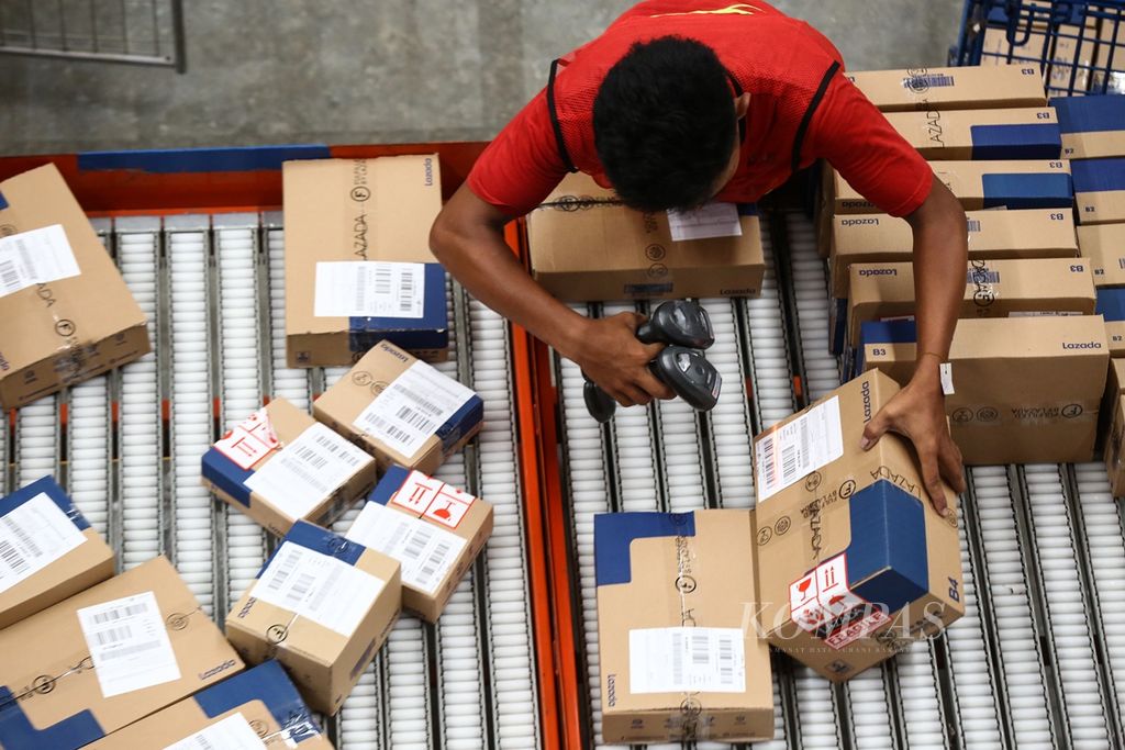 Kesibukan pekerja di <i>warehouse </i>Lazada di kawasan Cimanggis, Kota Depok, Jawa Barat, Selasa (12/11/2019). <i>Warehouse </i>seluas 30.000 meter persegi ini memiliki kapasitas penyimpanan 2 juta dari total kapasitas 7 juta-8 juta barang dan menjadi <i>warehouse </i>Lazada terbesar di kawasan Asia Tenggara. 