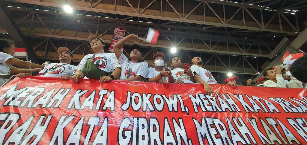 Massa sukarelawan antusias memanggil-manggil Presiden Joko Widodo yang baru hadir di Istora Senayan, Minggu (14/5/2023), dalam puncak musyawarah rakyat (musra).