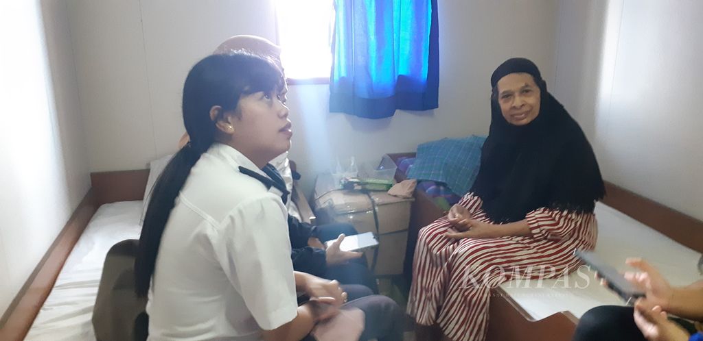 Erni mengunjungi pasien di ruang perawatan KM Sabuk Nusantara 108 yang tengah berlayar di Laut Sawu, Nusa Tenggara Timur, Selasa (1/11/2022). Kapal perintis memberi pelayanan khusus bagi pasien dan penumpang lanjut usia.