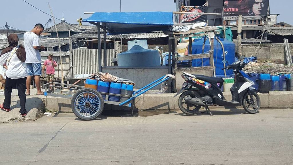 Sejumlah warga memanfaatkan krisis air bersih dengan menjadi penjual air keliling di Penjaringan, Jakarta Utara, beberapa waktu lalu.