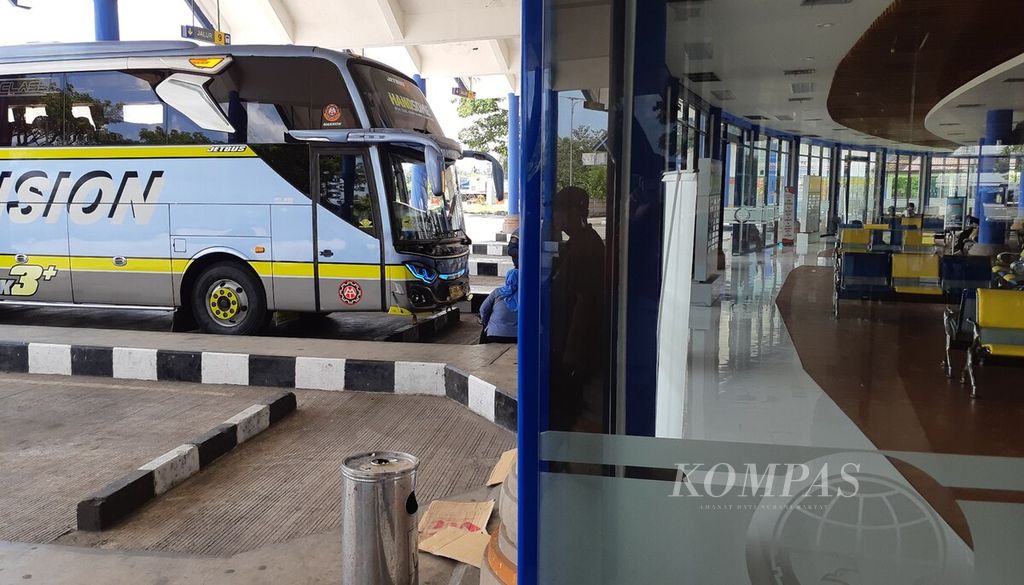 Suasana di Terminal Tipe A Mengwi, Badung, Bali, belum padat pada Senin (4/4/2022). Pelonggaran syarat bagi pelaku perjalanan dalam negeri diharapkan berdampak terhadap pengoperasian bus antarkota antarprovinsi (AKAP).