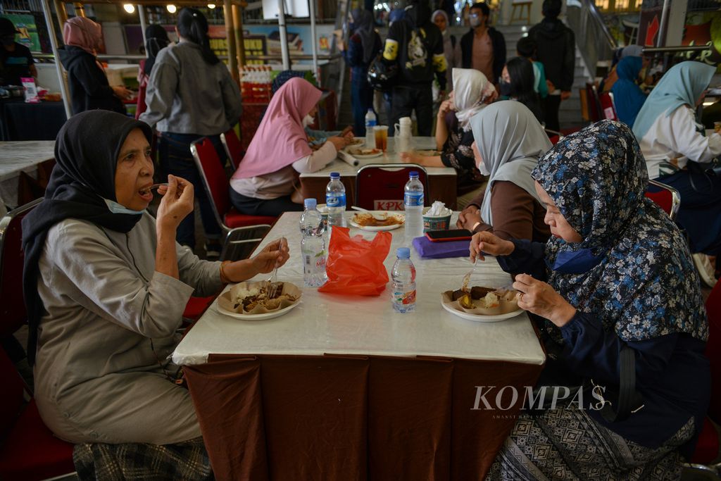 Sejumlah warga menyantap makanan yang dijual di acara Malioboro Food Festival di Blok M Square, Jakarta Selatan, Sabtu (14/1/2023). 