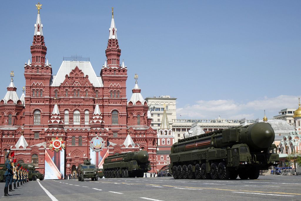 Kendaraan-kendaraan peluncur rudal balistik antarbenua (ICBM) milik Rusia dipamerkan pada parade militer Hari Kemenangan untuk merayakan 71 tahun kemenangan Rusia pada Perang Dunia II di Lapangan Merah, Moskwa, Rusia, 9 Mei 2016.