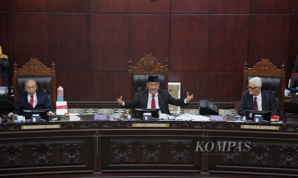Tiga anggota Majelis Kehormatan Mahkamah Konstitusi, yaitu Jimly Asshiddiqie (tengah), Wahiduddin Adams (kiri), dan Bintan R Saragih (kanan), saat Sidang Putusan Etik yang digelar Majelis Kehormatan MK di Gedung Mahkamah Konstitusi, Jakarta, Selasa (7/11/2023). 