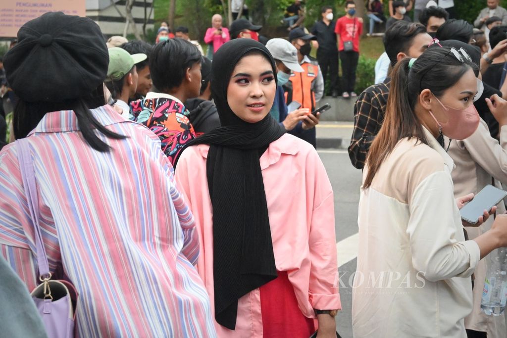 Suasana aktivitas warga mengikuti <i>fashion show </i>di daerah Dukuh Atas, Kecamatan Tanah Abang, Jakarta Pusat, Senin (25/7/2022) sore. Kawasan yang populer dengan sebutan Citayam Fashion Week ini terbentuk oleh remaja pinggiran yang nongkrong, berbusana kece, dan membuat konten aktualisasi diri.
