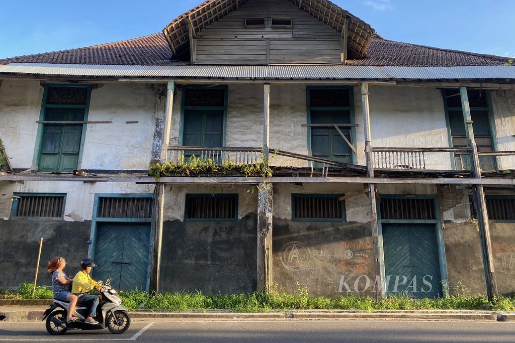 Pengguna jalan melintasi bangunan tua di kawasan Kota Tua Padang, Kota Padang, Sumatera Barat, Jumat (16/6/2023). Di kawasan tersebut, terdapat banyak bangunan cagar budaya yang sangat menarik untuk dikunjungi wisatawan yang berkunjung ke Kota Padang.