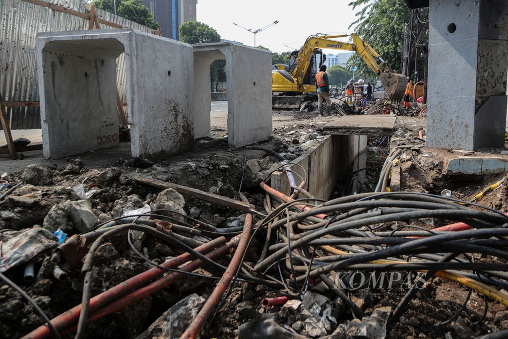 Tumpukan kabel bawah tanah yang akan dicabut karena akan dipasang boks saluran drainase di Jalan Matraman Raya, Jakarta Timur, Selasa (29/8/2023). Pemerintah DKI Jakarta membangun trotoar sepanjang 2,8 kilometer di kawasan Matraman. Pembangunan tersebut bertujuan mempermudah akses pejalan kaki menuju <i>bus rapid transit</i> (BRT) koridor 5 dan ke Stasiun Matraman. Beberapa kali perlambatan arus lalu lintas terjadi akibat pembangunan ini. 
