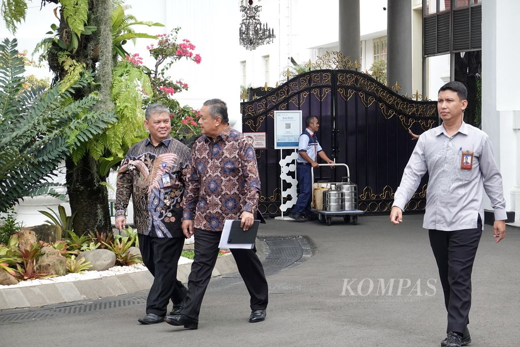 Gubernur Bank Indonesia Perry Warjiyo seusai mengikuti rapat terbatas yang dipimpin Presiden Jokowi dan dihadiri Wakil Presiden Ma’ruf Amin pada Selasa (16/4/2024). Rapat terbatas membahas perkembangan situasi global yang dipicu eskalasi konflik di Timur Tengah.