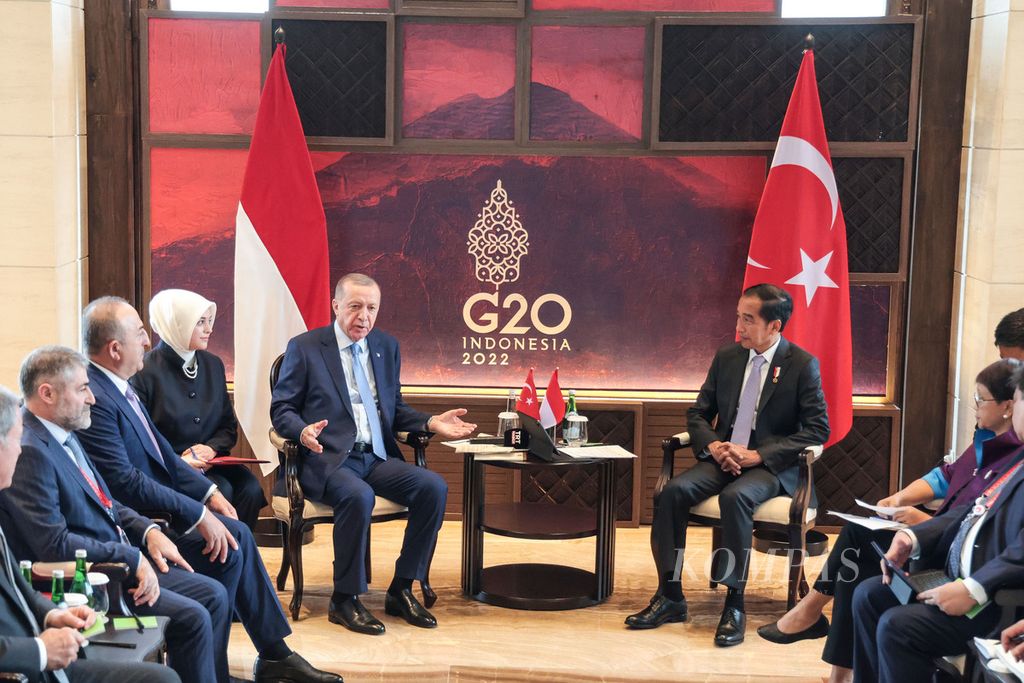 Presiden Joko Widodo melakukan pertemuan bilateral dengan Presiden Turki Recep Tayyip Erdogan di sela-sela Konferensi Tingkat Tinggi G20 di Nusa Dua, Bali, Senin (14/11/2022). 