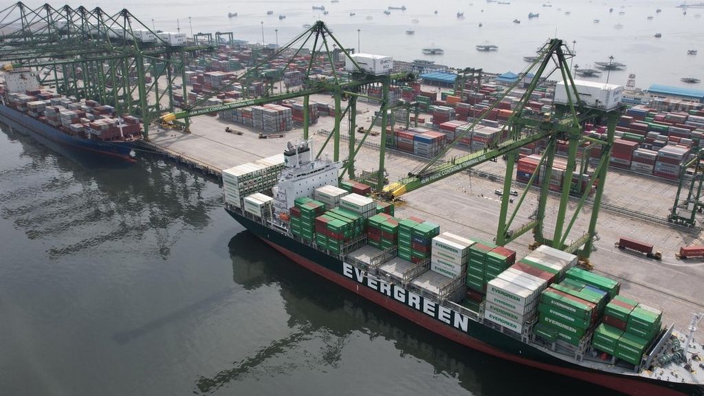 Aktivitas bongkar muat peti kemas dari dan ke dalam kapal barang di terminal peti kemas New Priok Container Terminal (NPCT) 1, Jakarta Utara, Kamis (4/5/2023). 