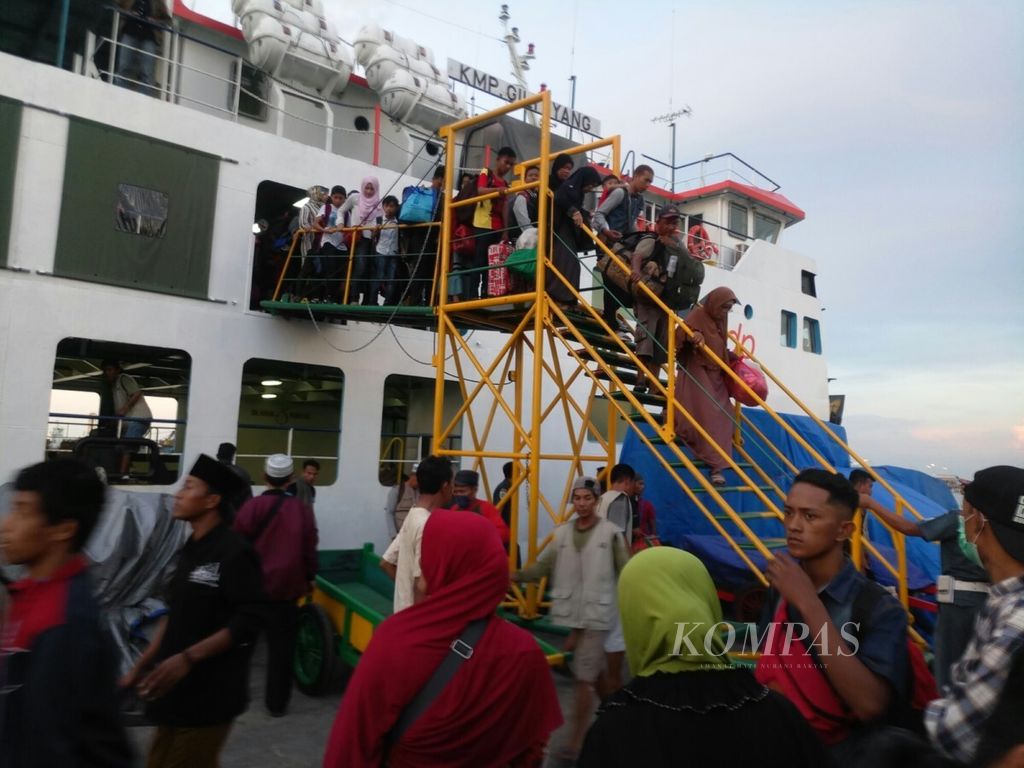 KMP Gili Iyang Jumat (22/6/2018) mengangkut 615 penumpang. Kapal itu tidak mengangkut barang kecuali barang tentengan penumpang. Semestinya itu untuk mengangkut barang, termasuk mobil dan 219 penumpang. Jika tanpa barang, kapal itu bisa dimaksimalkan hingga 628 orang tanpa barang.