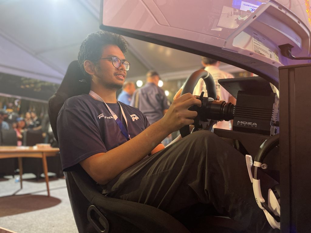 Pemenang kedua balap simulator dalam Kejuaraan Esports Jakarta E-Prix 2023, Daffa Nabiel (19), saat berlomba di SCBD, Jakarta, Minggu (28/5/2023).