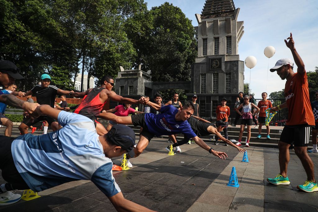 Anggota komunitas Skolari bermain gim untuk memperebutkan slot gratis menjadi peserta LPS Monas Half Marathon di kawasan Gelora Bung Karno, Jakarta, Minggu (14/5/2023).