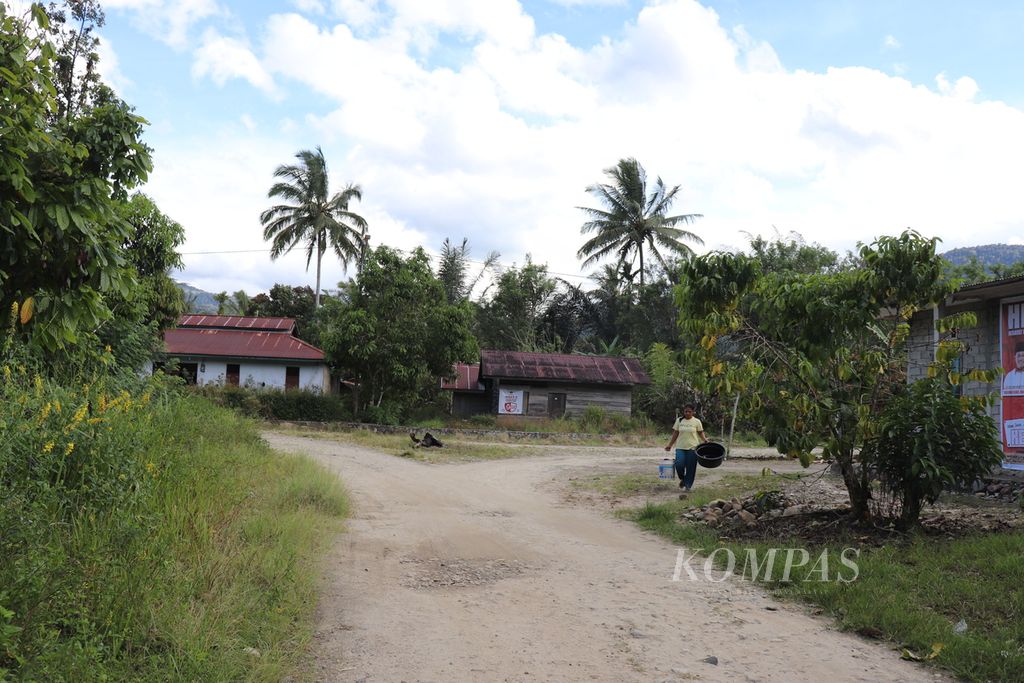 Seorang warga berjalan menuju sungai yang tak jauh dari rumahnya di Desa Lembantongoa, Kecamatan Palolo, Kabupaten Sigi, Sulawesi Tengah, Selasa (1/12/2020). 