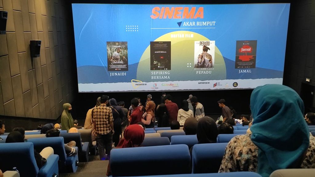 Suasana jelang dimulainya pemutaran film pendek karya sineas asal Lombok dalam program Sinema Akar Rumput di Mataram, NTB, Selasa (5/7/2022).