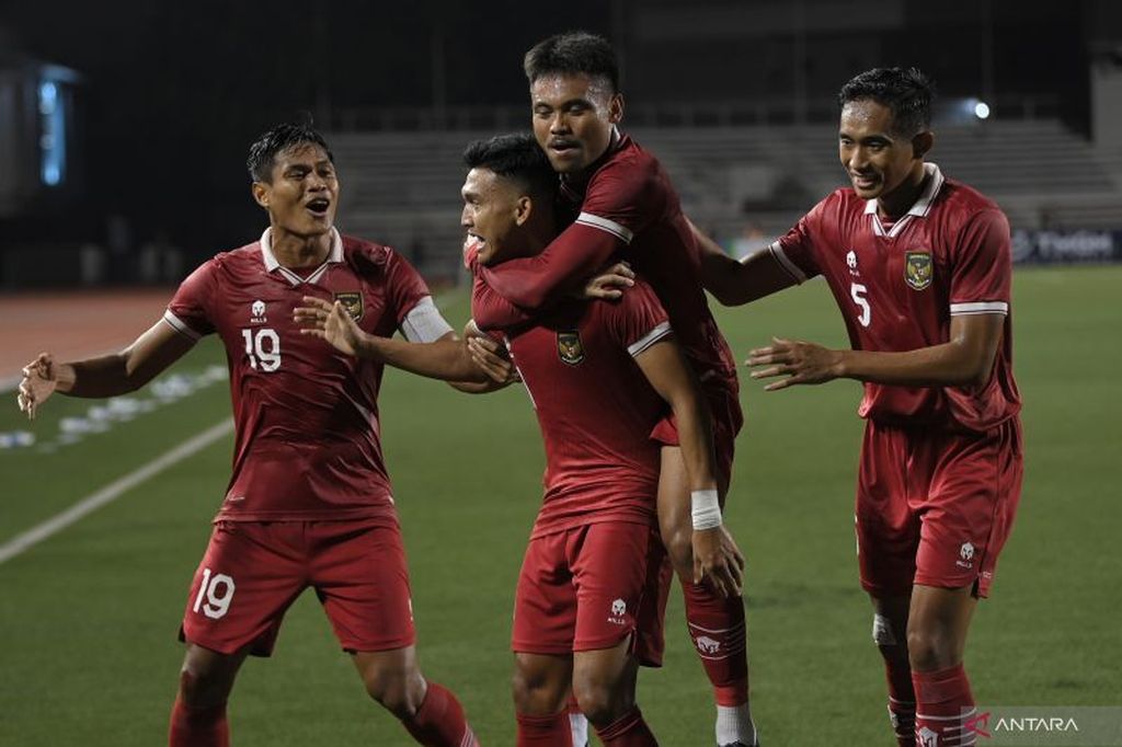 Indonesian striker, Dendy Sulistyawan (second left), and his team-mates celebrate the goal he scored against the Philippines in the continuation of the Group A preliminary match for the 2022 AFF Cup football championship at the Rizal Memorial Stadium, Manila, Philippines, Monday (2/1/2023) evening . Indonesia won, 2-1..