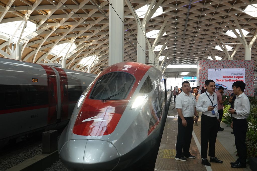 Kereta Whoosh yang dinaiki Presiden Jokowi di Stasiun Halim, Jakarta, Senin (2/10/2023).