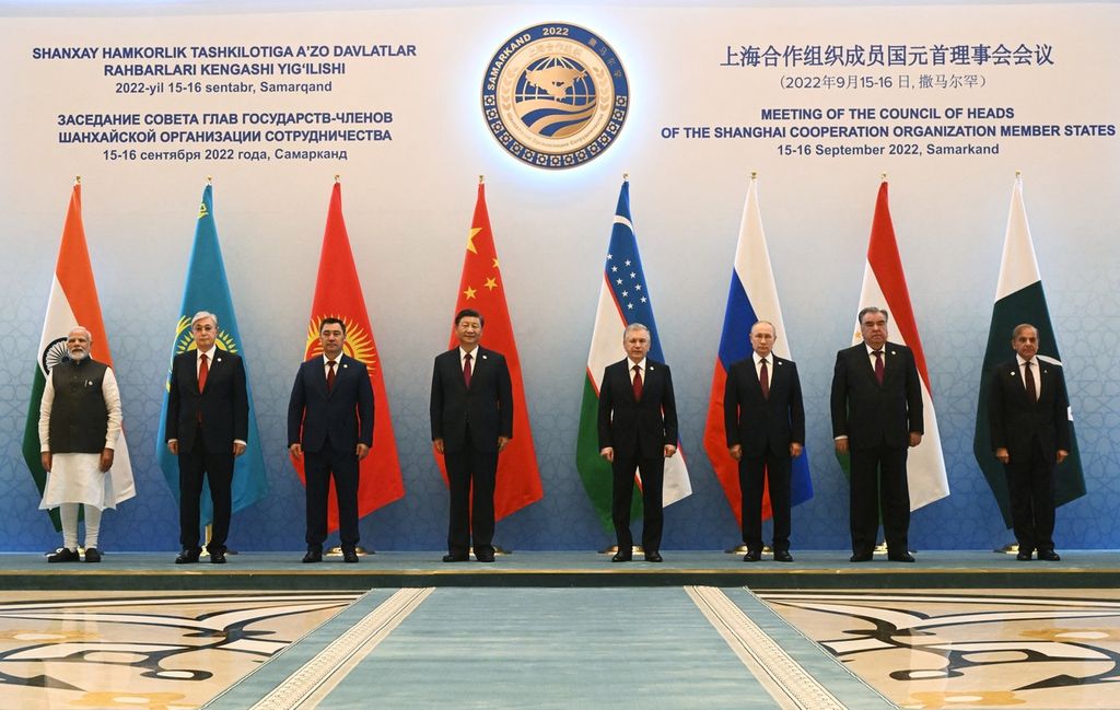 Para pemimpin negara anggota Organisasi Kerja Sama Shanghai (SCO) berpose bersama, di Samarkand, Uzbekistan, Jumat (16/9/2022). 