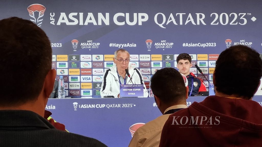 Pelatih Suriah Hector Cuper memberikan keterangan pada konferensi pers menjelang laga kontra Uzbekistan, Jumat (12/1/2024), di Doha, Qatar. Cuper, yang berasal dari Argentina, adalah salah satu ”alumnus” Inter Milan di Piala Asia 2023.