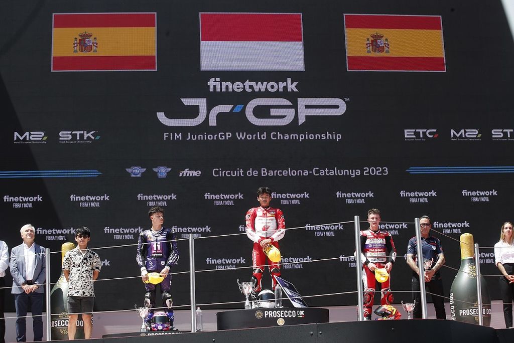 Fadillah Arbi Aditama (tengah)  memenangi balapan JuniorGP , dalam balapan 2 di Barcelona-Catalunya, Spanyol, Minggu (16/7/2023). 
