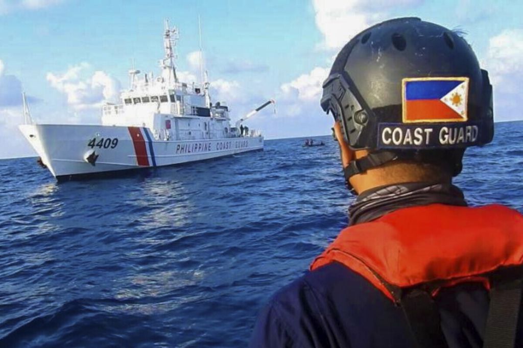 Seorang anggota Pasukan Penjaga Pantai Filipina berpatroli di Whitsun Reef, Laut China Selatan, 14 April 2021. 