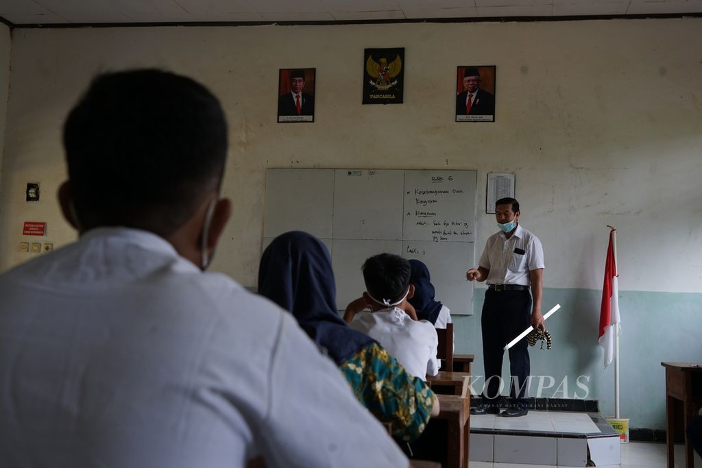 Siswa-siswi SMPN 19 Kendari, Sulawesi Tenggara, mengikuti pembelajaran tatap muka, Rabu (6/1/2021). Tiga sekolah menengah di Kendari telah melakukan proses belajar-mengajar di sekolah selama tiga hari terakhir. Di satu sisi, <i>positivity rate</i> di Kendari mencapai 31 persen.