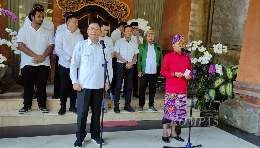 Pelaksana Tugas (Plt) Ketua Umum PPP, yang juga  Utusan Khusus Presiden Jokowi, Muhamad Mardiono (kiri), menggelar jumpa  pers bersama Gubernur Bali Wayan Koster (kanan)  di Kota Denpasar, Bali, Senin (14/8/2023).