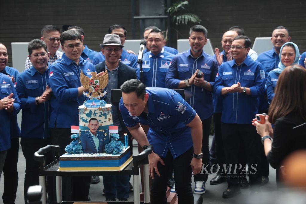 Ketua Umum Partai Demokrat Agus Harimurti Yudhoyono meniup lilin pada kue ulang tahun seusai memberikan keterangan pers di kantor DPP Partai Demokrat, Jakarta, Jumat (11/8/2023).