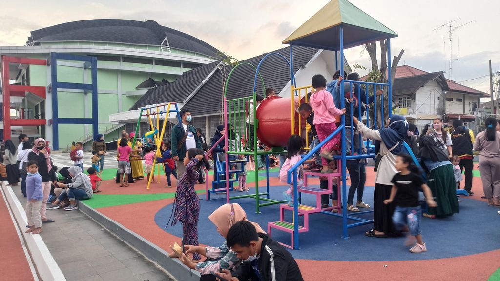 Orangtua dan anak-anak memadati area permainan yang tersedia di Lapang Merdeka atau Lapdek, Kota Sukabumi, Jawa Barat, Minggu (9/1/2022). 