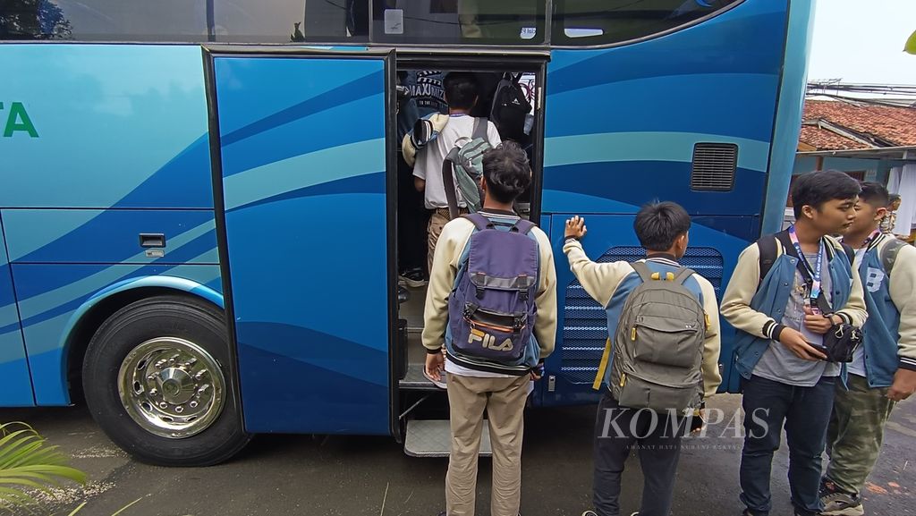 Sejumlah murid sebuah sekolah menengah pertama bersiap mengikuti karyawisata menggunakan bus di kawasan Babakan, Tangerang Selatan, Banten, Senin (13/5/2024). 